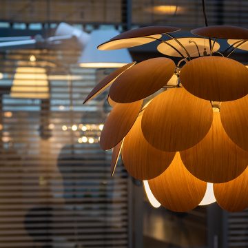 Ansicht einer Leuchte mit warmen Details aus Holz